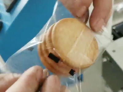 全自動(dòng)包裝機(jī)包裝餅干作業(yè)現(xiàn)場